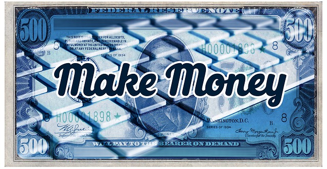nápis make money, v pozadí modrá bankovka